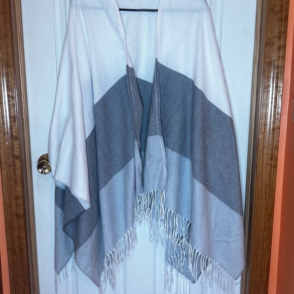 Elegant Gray and White Fringed Wrap - Picture 5 of 7